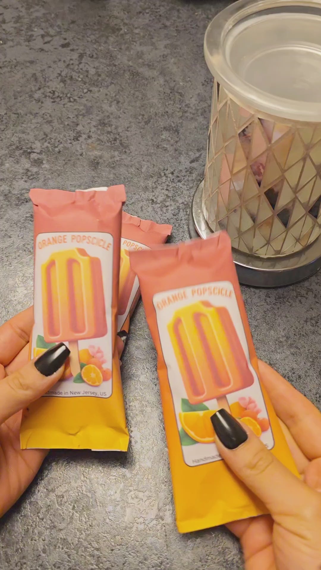 Cargar video: Video demonstration of Orange Cream Popsicle Wax Melt: Learn how to enjoy the refreshing scent and easy use of our handmade wax melt, crafted with orange, vanilla, and other natural ingredients.